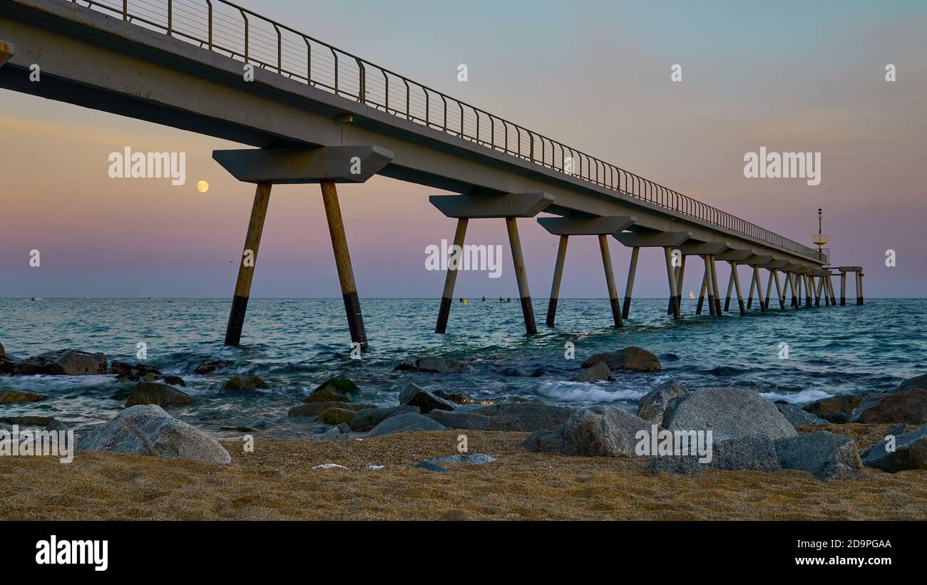 Ponte del Puente del Petrolo sulla spiaggia di Badalona Foto Stock