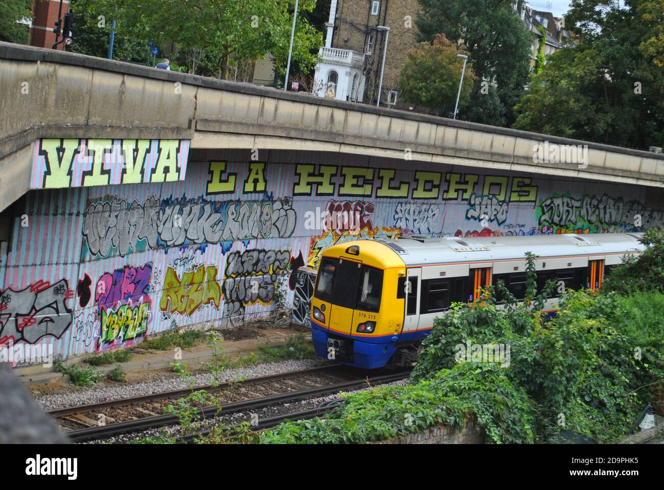 Graffiti a bordo pista a Shepherds Bush, a ovest di Londra, con scritte del famoso artista di graffiti a rulli Helch. Foto Stock