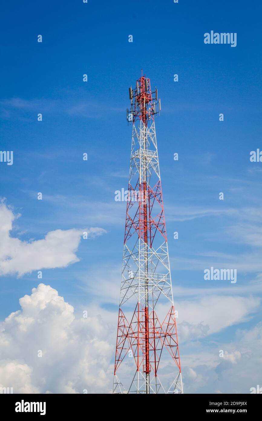 torre per telecomunicazioni al centro dell'immagine con cielo blu nuvoloso, telaio verticale. Foto Stock