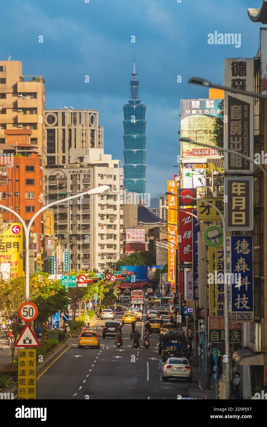 6 novembre 2020: Vista sulla strada della città di taipei con 101 torri dal distretto di wanhua di taipei, taiwan. il quartiere di wanhua è il più antico, storico Foto Stock