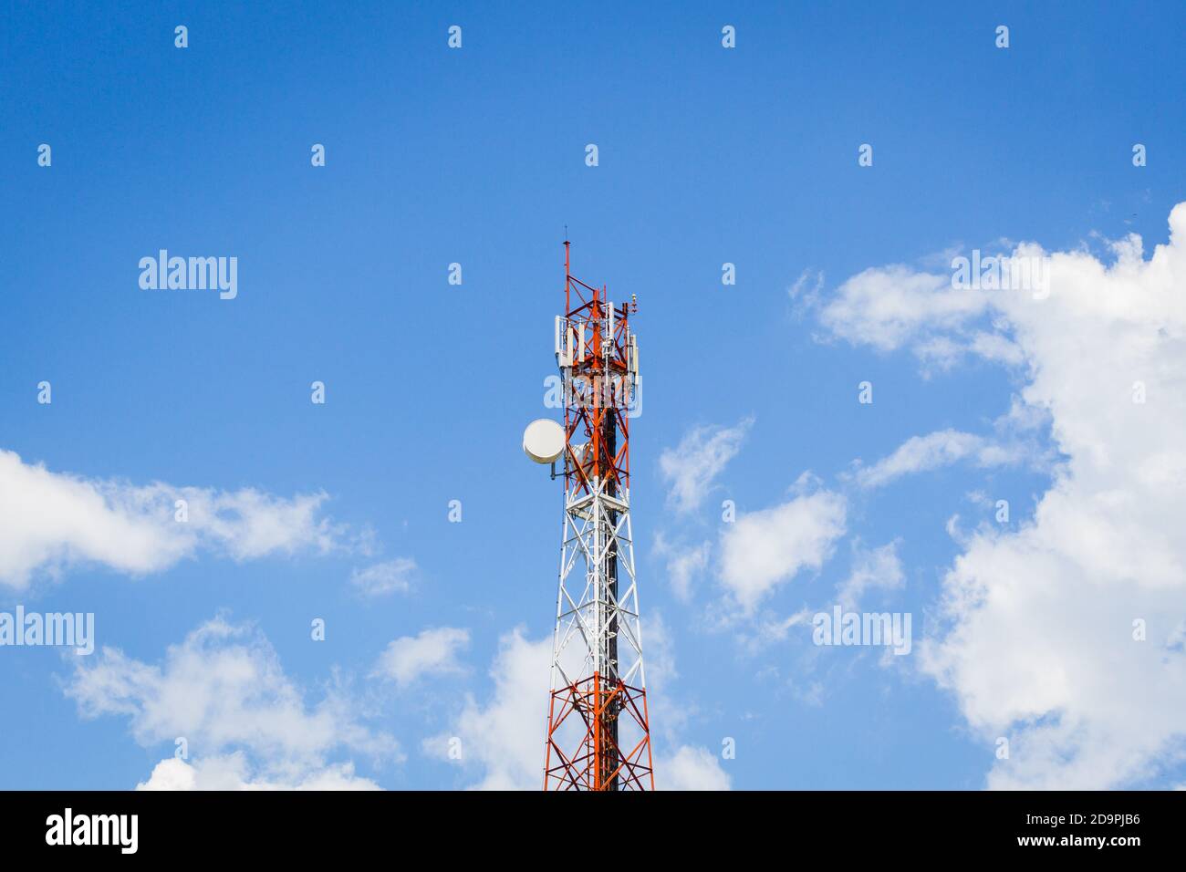 torre di telecomunicazione al centro dell'immagine con cielo blu nuvoloso . Foto Stock