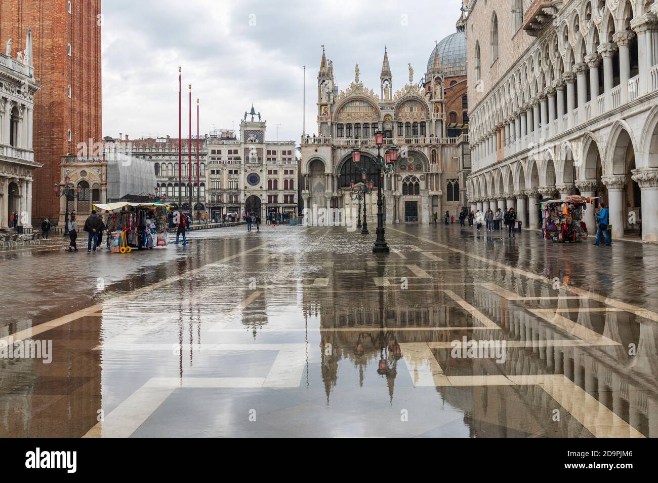 Acqua alta causa alluvioni in Piazza San Marco. Basilica di San Marco e Palazzo Ducale riflessi nell'acqua. Piazza San Marco, Venezia, Italia Foto Stock