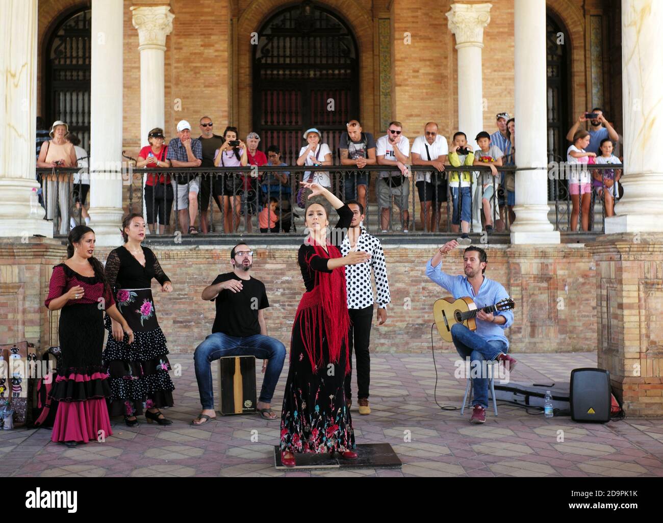 Musicisti e ballerini si esibiscono in flamenco per i membri del pubblico in Plaza de España, Siviglia, Spagna, 23 agosto 2019. Fotografia John Voos Foto Stock