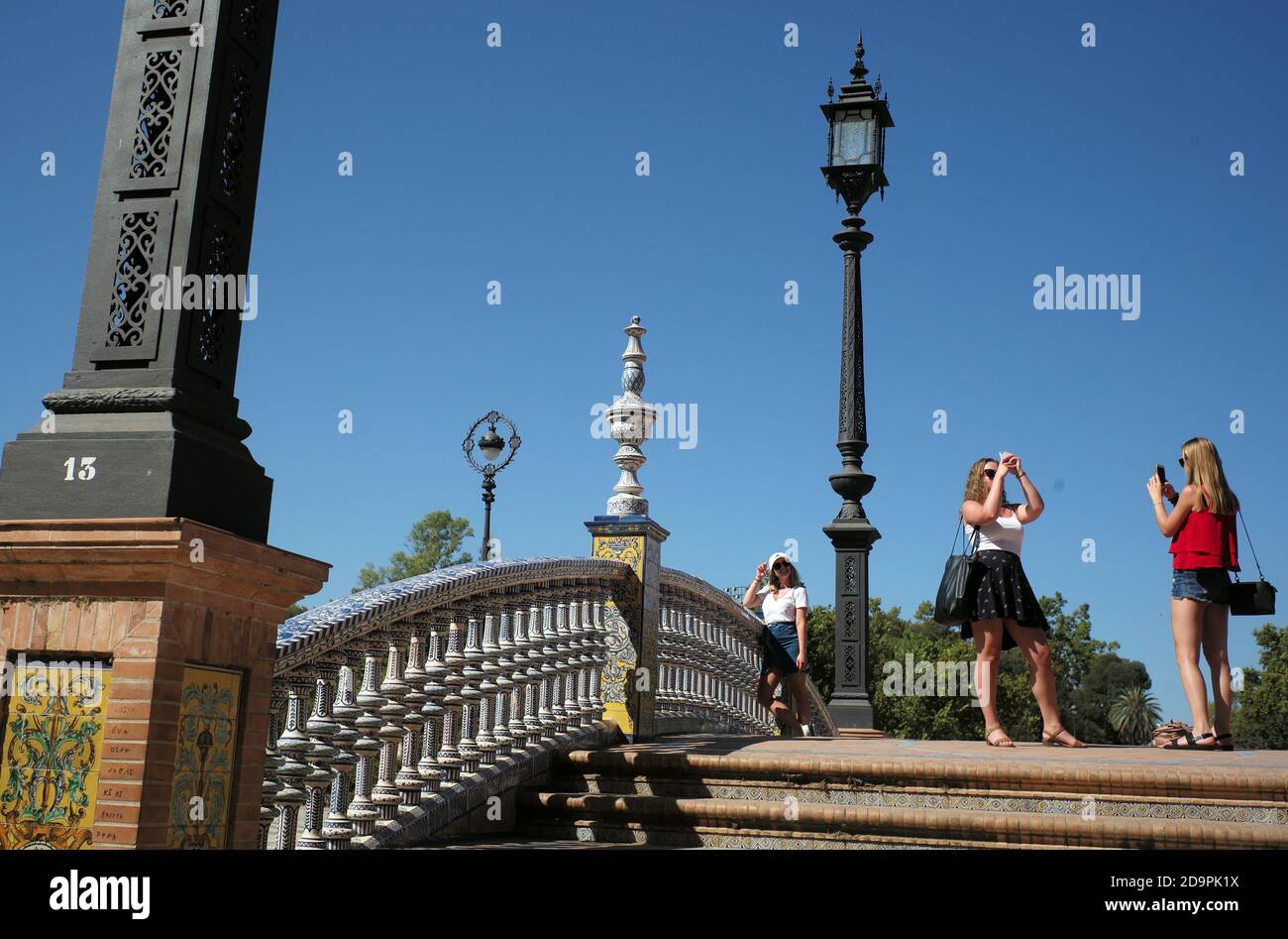 I turisti scattano fotografie in Plaza de España, Siviglia, Andalusia, Spagna 23 agosto 2019. Fotografia John Voos Foto Stock