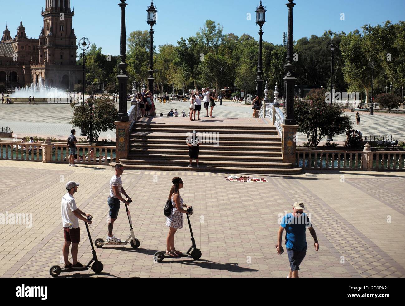 I turisti si godono la Plaza de España, Siviglia, Andalusia, Spagna 23 agosto 2019. Fotografia John Voos Foto Stock