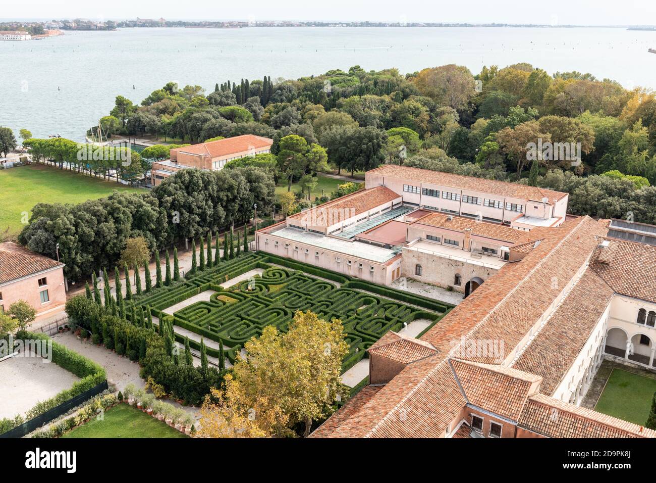 Vista dal campanile della chiesa di San Giorgio maggiore della Fondazione Giorgio Cini e dal labirinto di Jorge Luis Borges. La Laguna Meridionale, Venezia, Italia Foto Stock