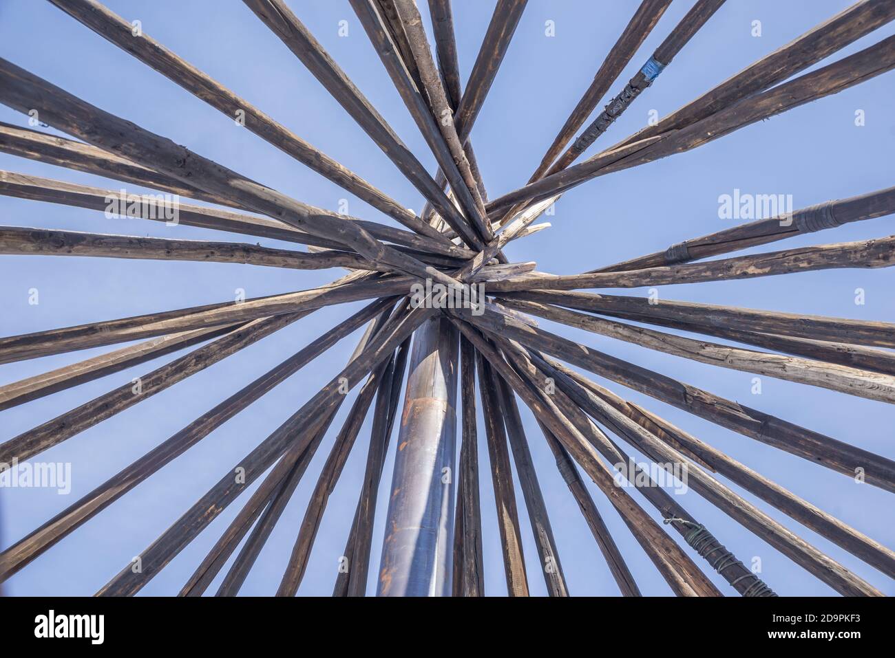 Pali di legno e camino di un chum (tenda tradizionale) di Nenets, Yamalo-Nenets Autonomous Okrug, Russia Foto Stock