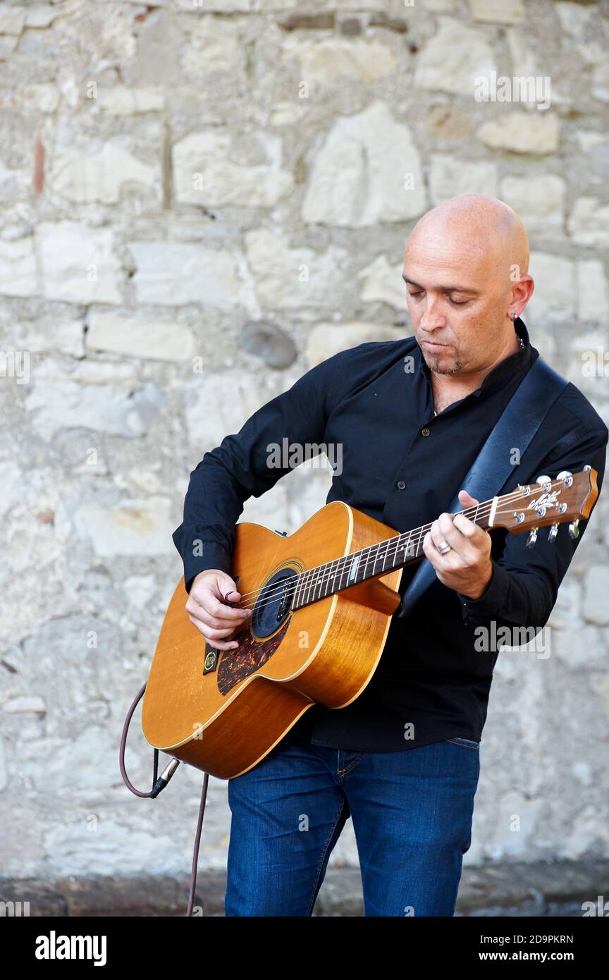 PROVAGLIO,ITALIA - AGOSTO 30: Mostra dal vivo del chitarrista italiano Luca  Allievi all'evento 'Acoustic Franciacorta 2015', 30 Agosto, 2015 in Foto  stock - Alamy