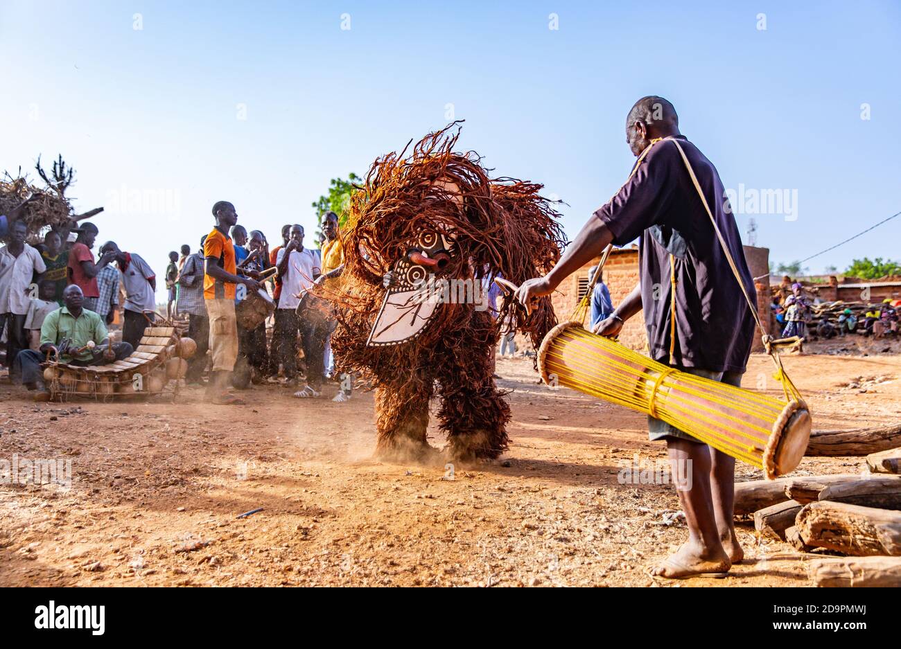 Balli con una maschera Hawk del popolo BWA, Burkina Faso Foto Stock