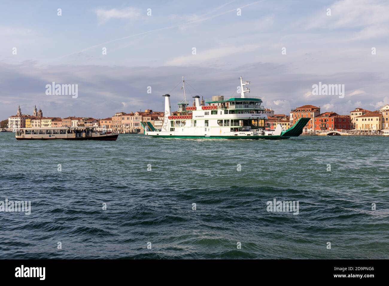 Un traghetto ACTV e un vaporetto che percorre il canale Giudecca, il bacino di San Marco, Venezia, Italia Foto Stock