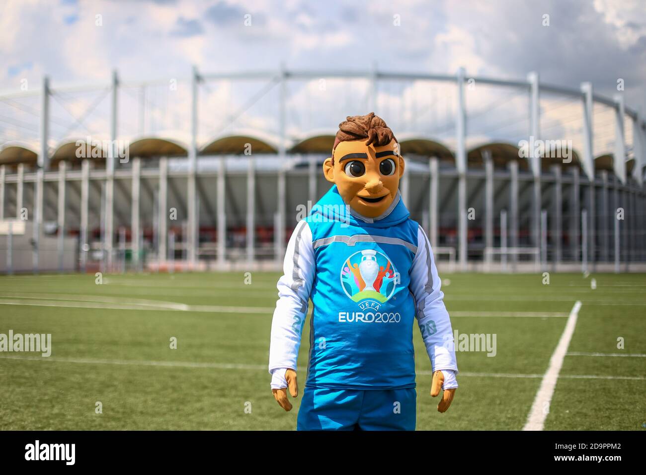Bucarest, Romania - 24 maggio 2019: Una persona vestita come Skillzy, la mascotte ufficiale del torneo di calcio Euro 2020, al National Arena Stadium. Foto Stock