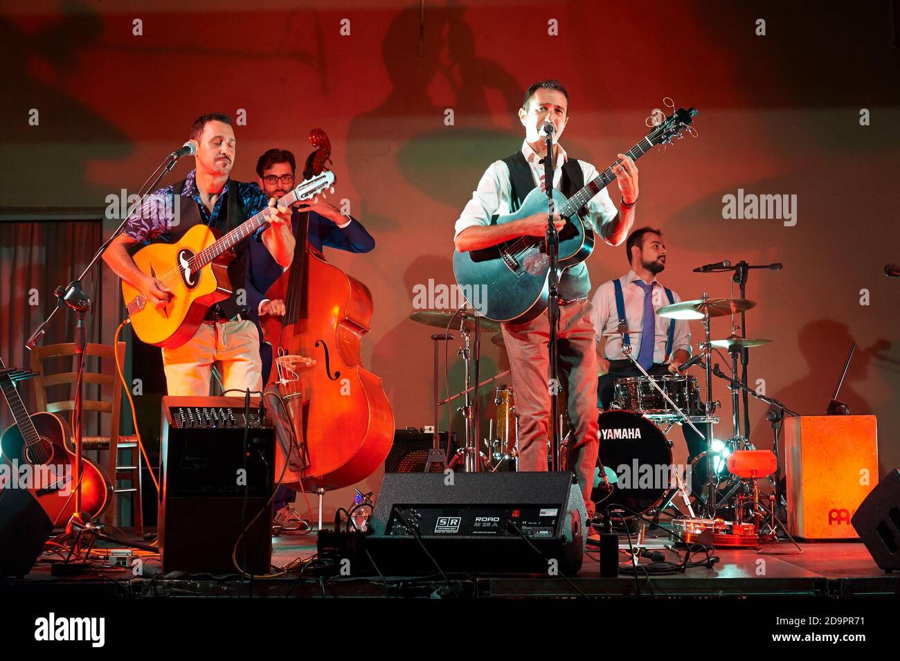 CORTEFRANCA,ITALIA - AGOSTO 27: Mostra dal vivo del gruppo di musica folk  italiano ' Musica da ripositlio' all'evento 'Acoustic Franciacorta 2015',27  Foto stock - Alamy