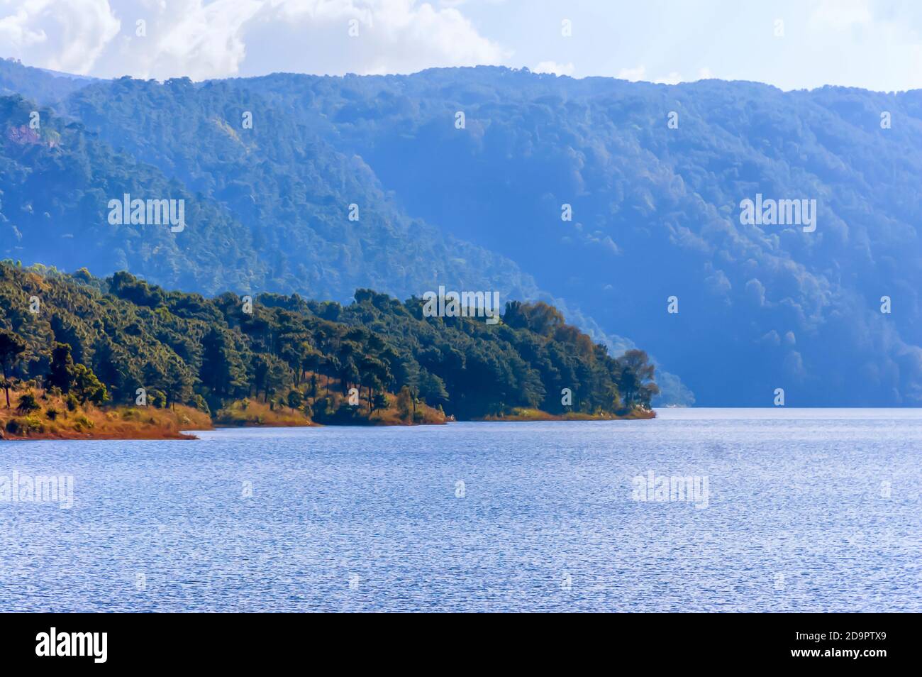 La luce del sole che si riflette sulle onde dell'acqua per provocare il sole brillare al lago Umiam, noto anche come lago Barapani, alla periferia di Shillong, Meghalaya, India. Foto Stock