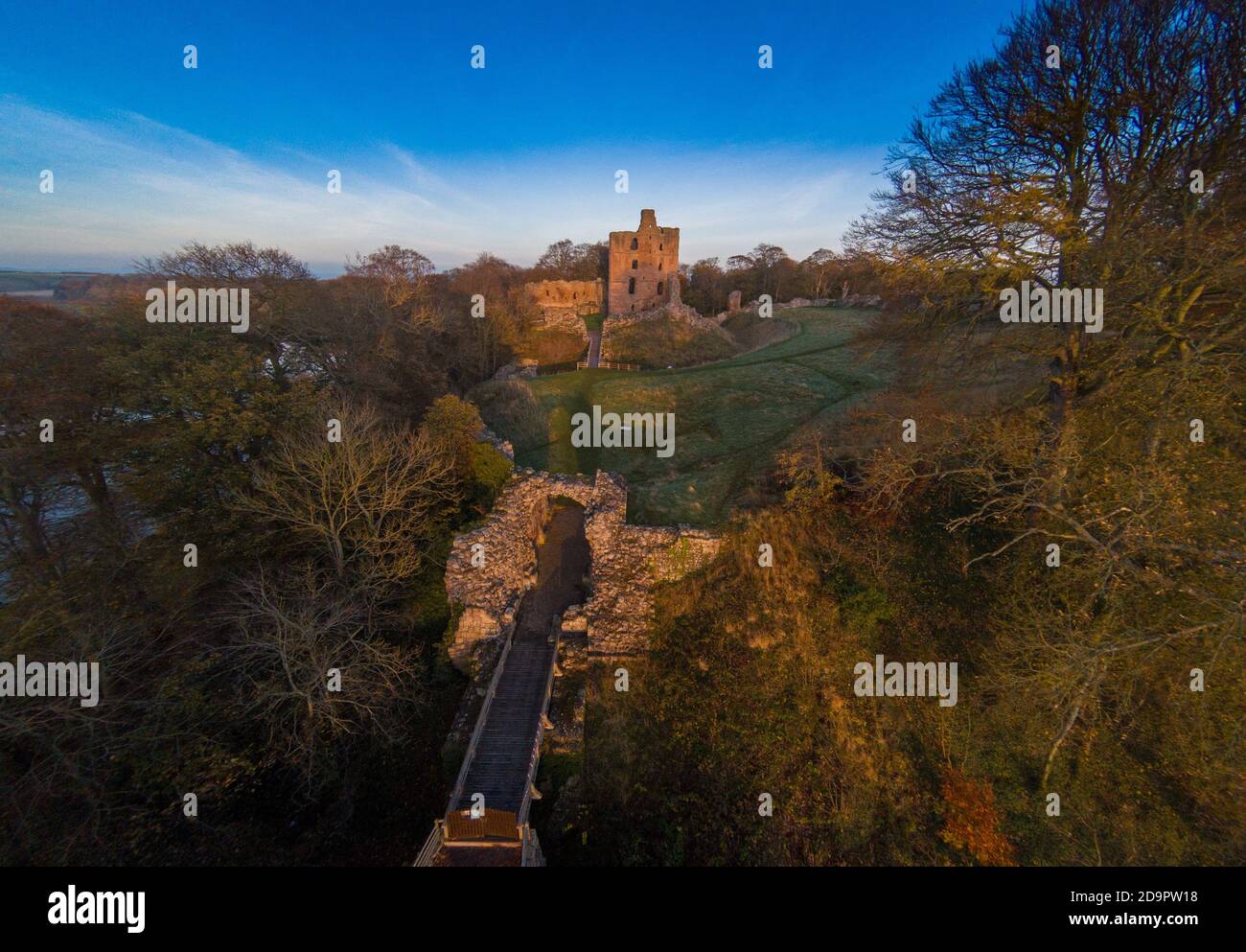 Il castello di Norham uno dei più importanti dei castelli di confine è stato costruito nel 1121 dai Vescovi di Durham una lunga e turbolenta storia ha visto molte famose Foto Stock