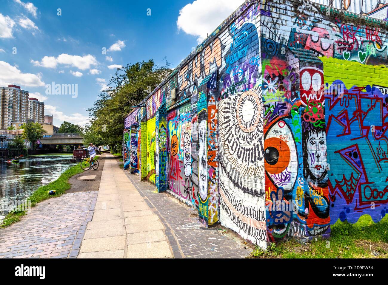 Murales e arte di strada lungo Hertford Union Canal a East London, Regno Unito Foto Stock