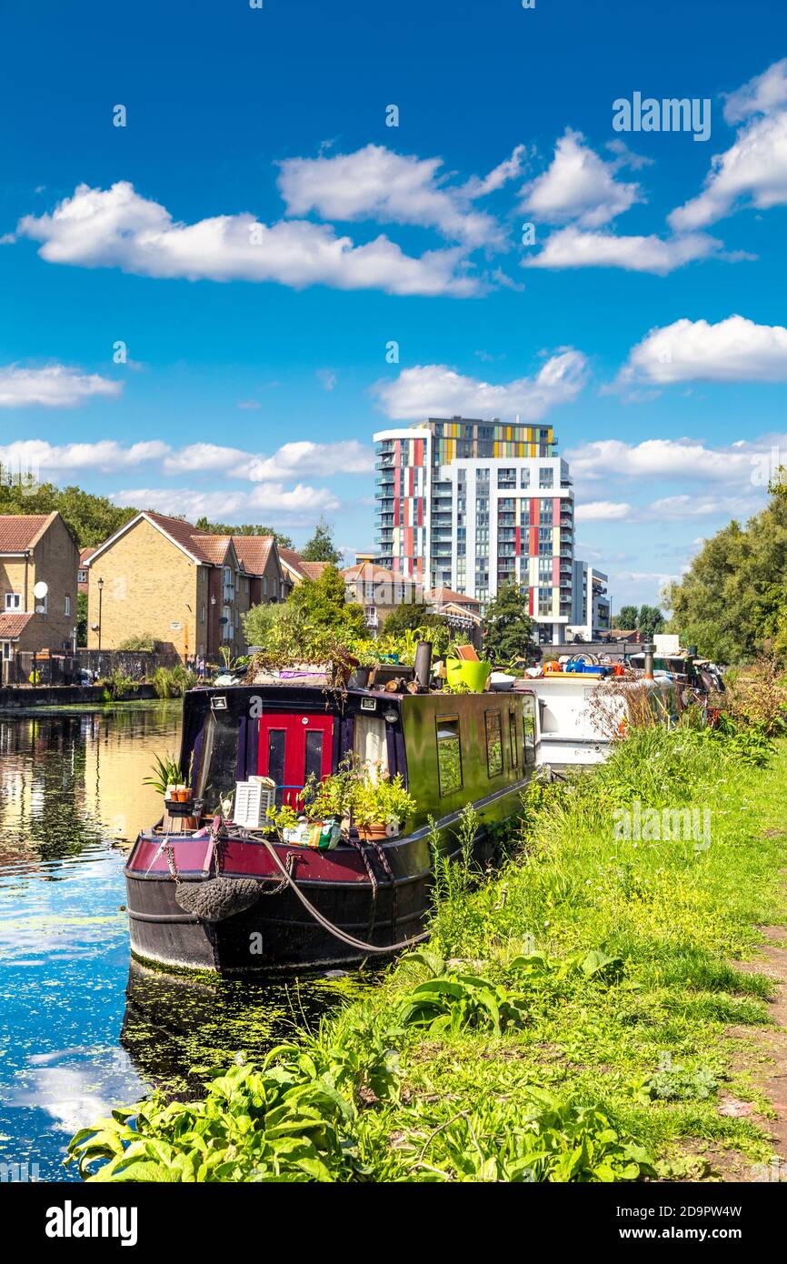 Una casa galleggiante ormeggiata sul canale Hackney Cut lungo le paludi di Hackney, Londra Est, Regno Unito Foto Stock