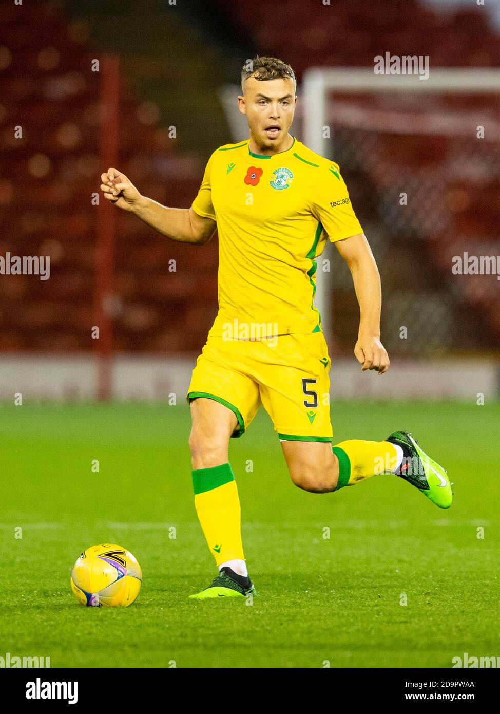 Aberdeen, Scozia, Regno Unito. 6 novembre 2020 Ryan Porteous di Hibernian durante l'appuntamento di Aberdeen contro Hibernian Scottish Premiership a Pittodrie Stadiu Foto Stock