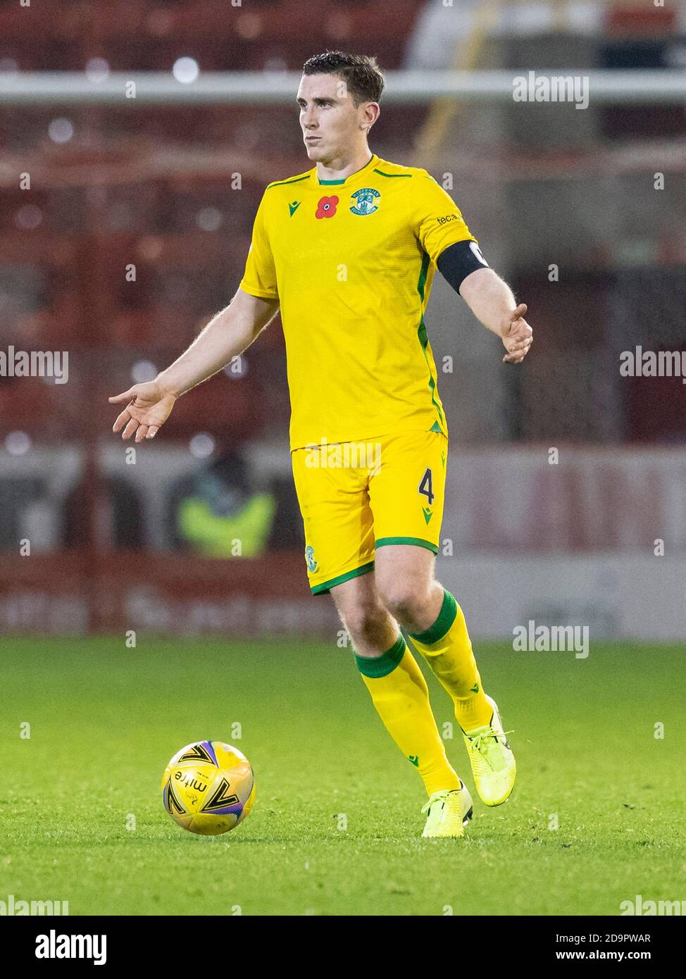 Aberdeen, Scozia, Regno Unito. 6 novembre 2020 Paul Hanlon di Hibernian durante l'appuntamento di Aberdeen contro Hibernian Scottish Premiership allo stadio Pittodrie. Foto Stock