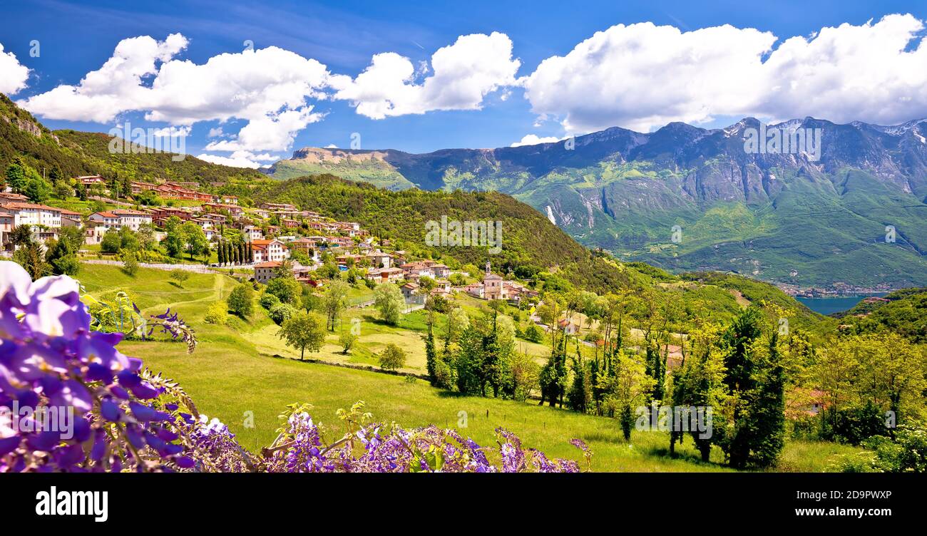 Idilliaco villaggio di Vesio nelle Alpi dolomitiche sopra Limone sul Garda, Lombardia Foto Stock