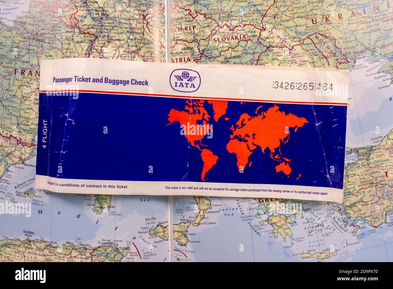 Un biglietto aereo scritto a mano dal 1989 (per i voli tra il Regno Unito e il Canada) su una mappa dell'Europa dell'Est. Foto Stock