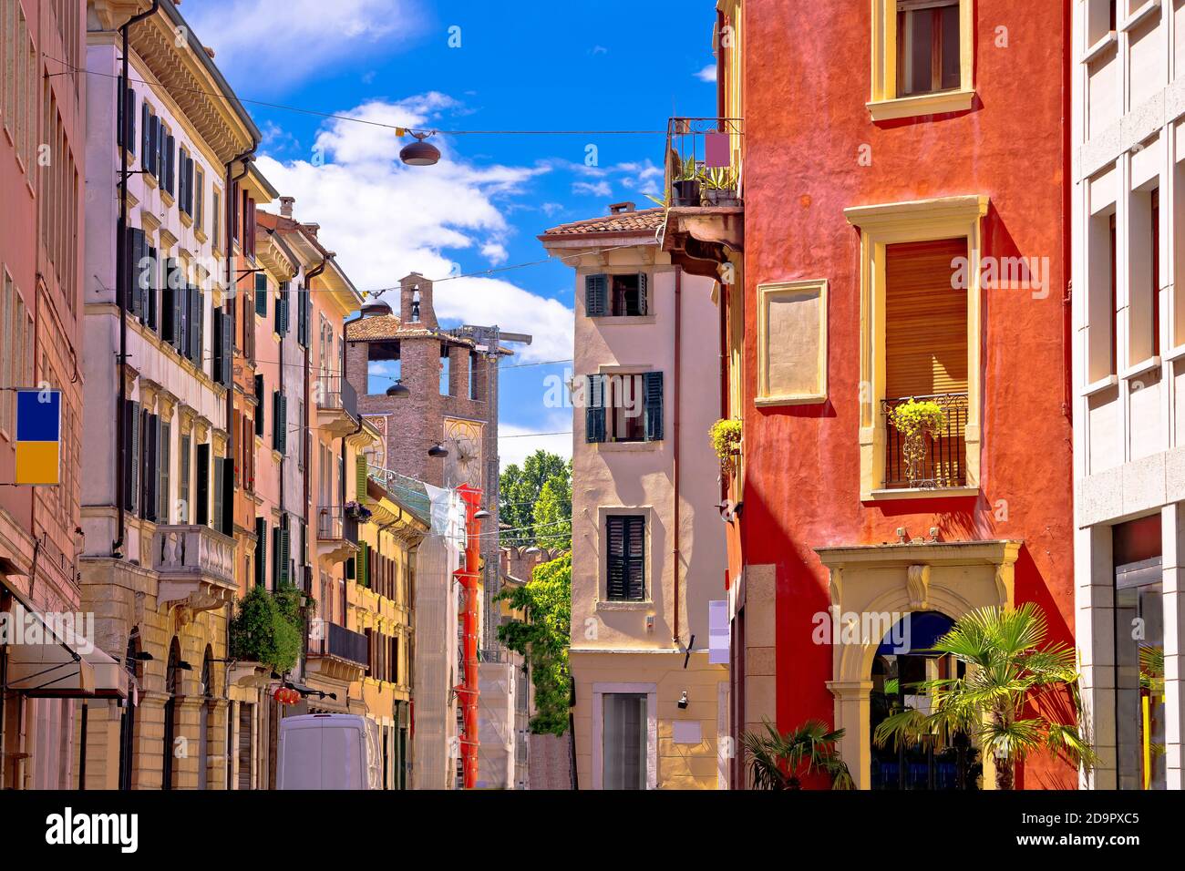 Verona strada colorata e vista sull'architettura, destinazione turistica in Veneto regione d'Italia Foto Stock
