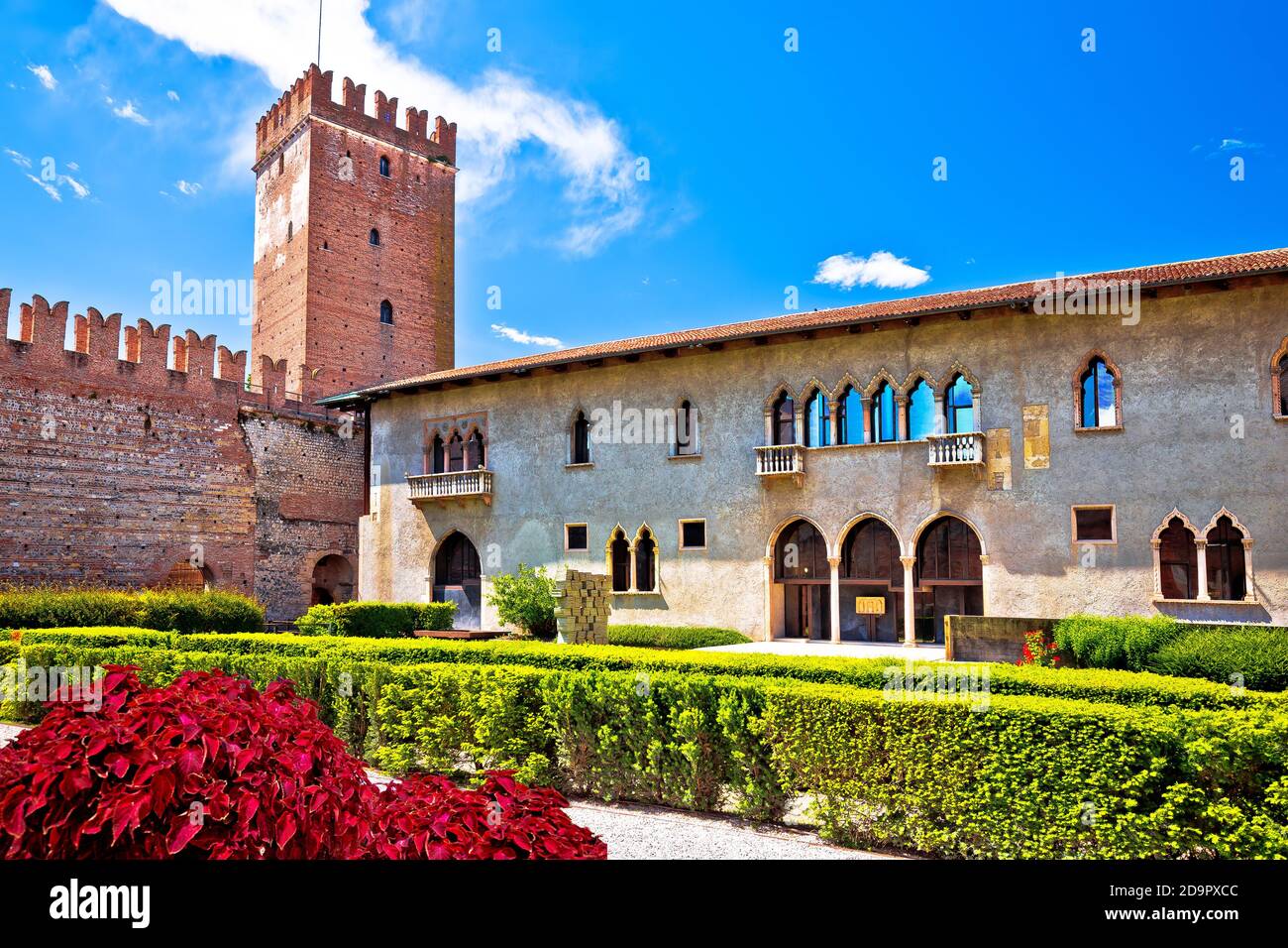 Castelvecchio Castello Scaligero famose mura e ponte simbolo sul fiume Adige a Verona, Veneto, in Italia Foto Stock