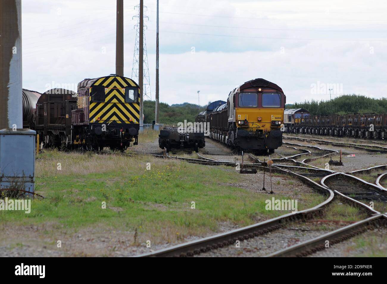 Guardando verso est lungo il cortile Margam con '66041' al centro. Foto Stock