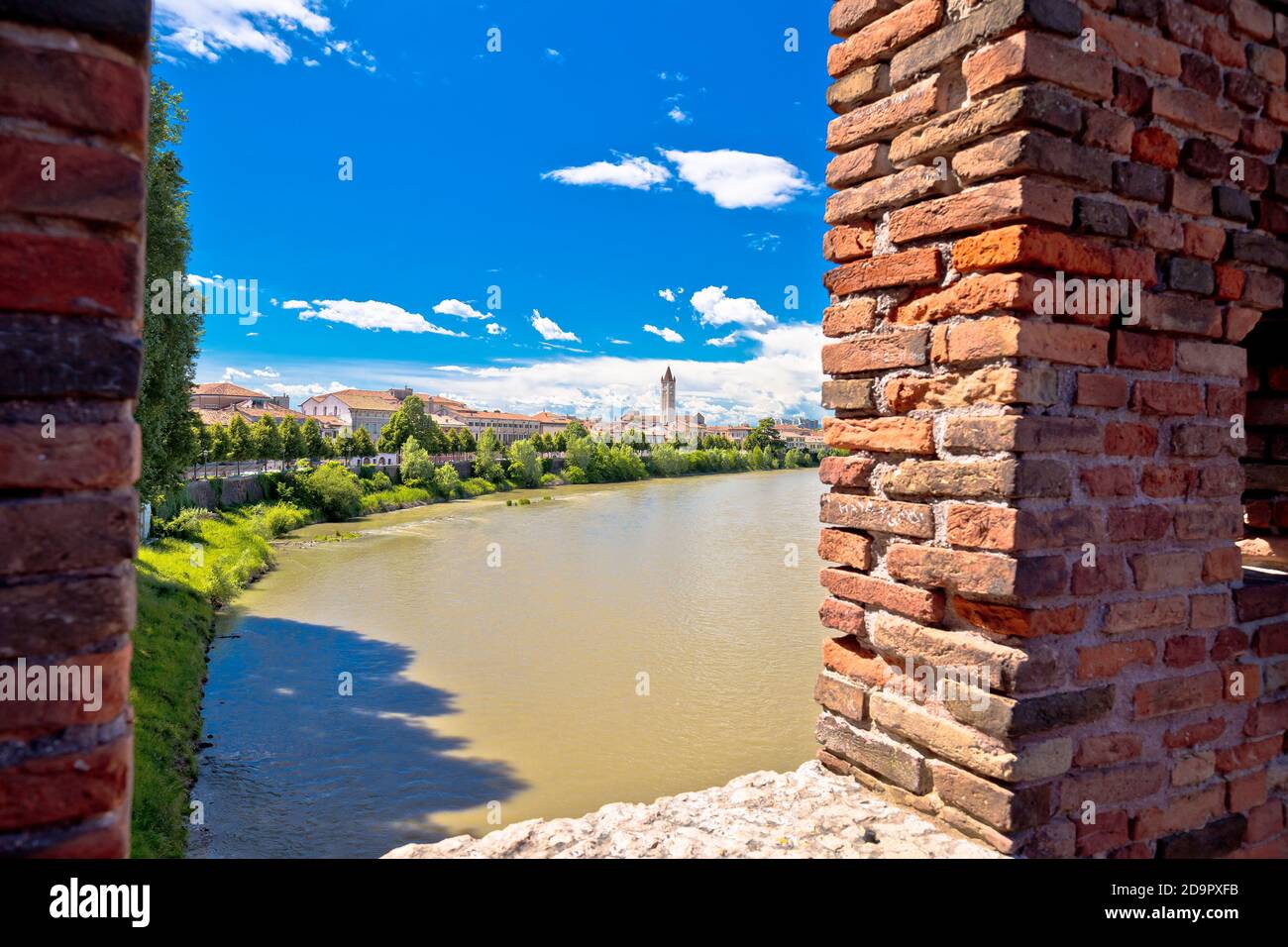 Vista dal Ponte di Castelvecchio sul fiume Adige a Verona, famoso punto di riferimento per le mete turistiche della regione Veneto d'Italia Foto Stock