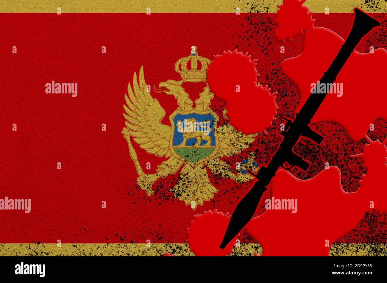 Bandiera Montenegro e lanciagranate nero RPG-7 con propulsione a razzo in sangue rosso. Concetto di attacco terroristico o operazioni militari con esito letale. Foto Stock