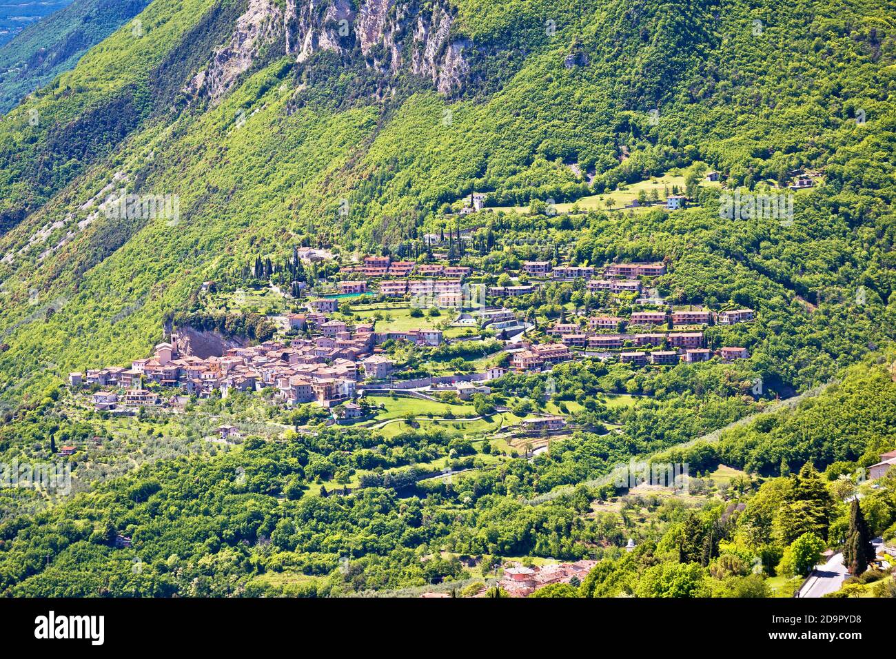 Idilliaco villaggio di Piovere nelle Dolomiti alpine sopra il lago di Garda, Lombardia in Italia Foto Stock