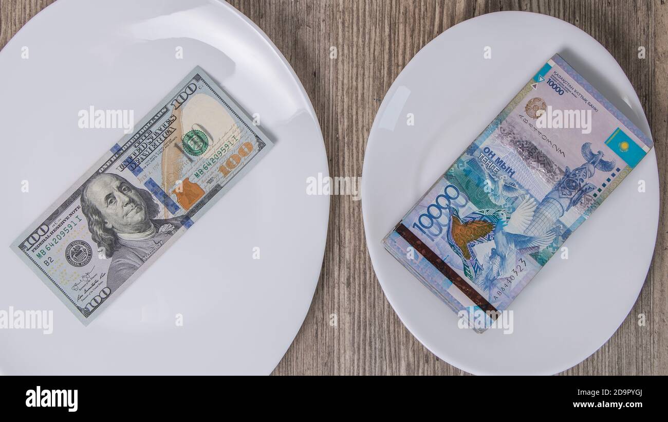 Il tasso di cambio tra il dollaro USA e la tenge del Kazakistan. L'economia, la Banca, il debito estero, il debito nazionale. international relatio Foto Stock