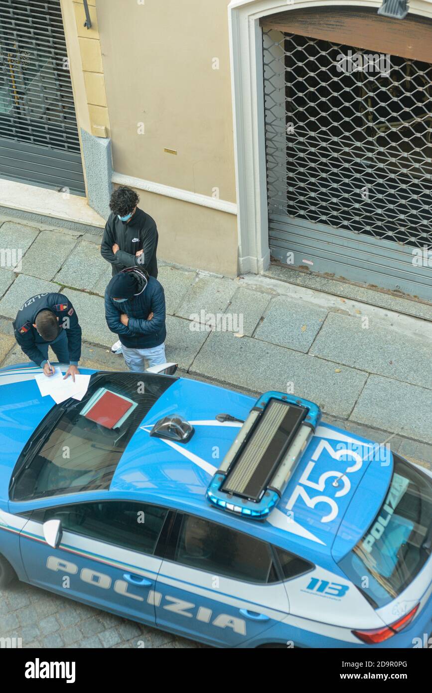 Lombardia, Cremona, Italia Nov 2020 due giovani uomini fermati dalla polizia come seconda onda coronavirus lockdown doesnt allowmore than one togheter Foto Stock