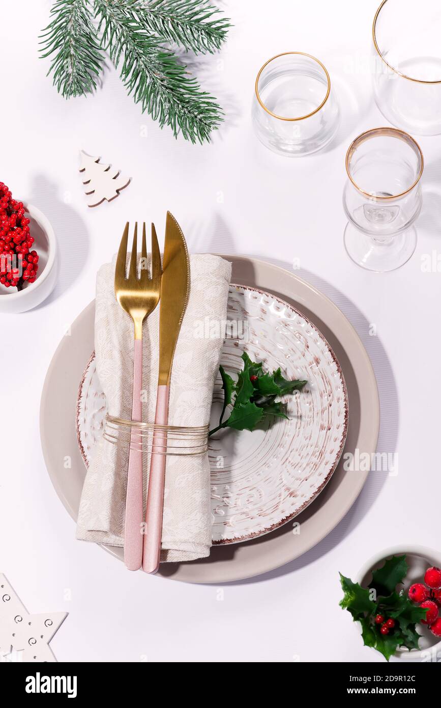 Tavolo festivo invernale con posate sul tavolo. Stoviglie di Natale Foto  stock - Alamy