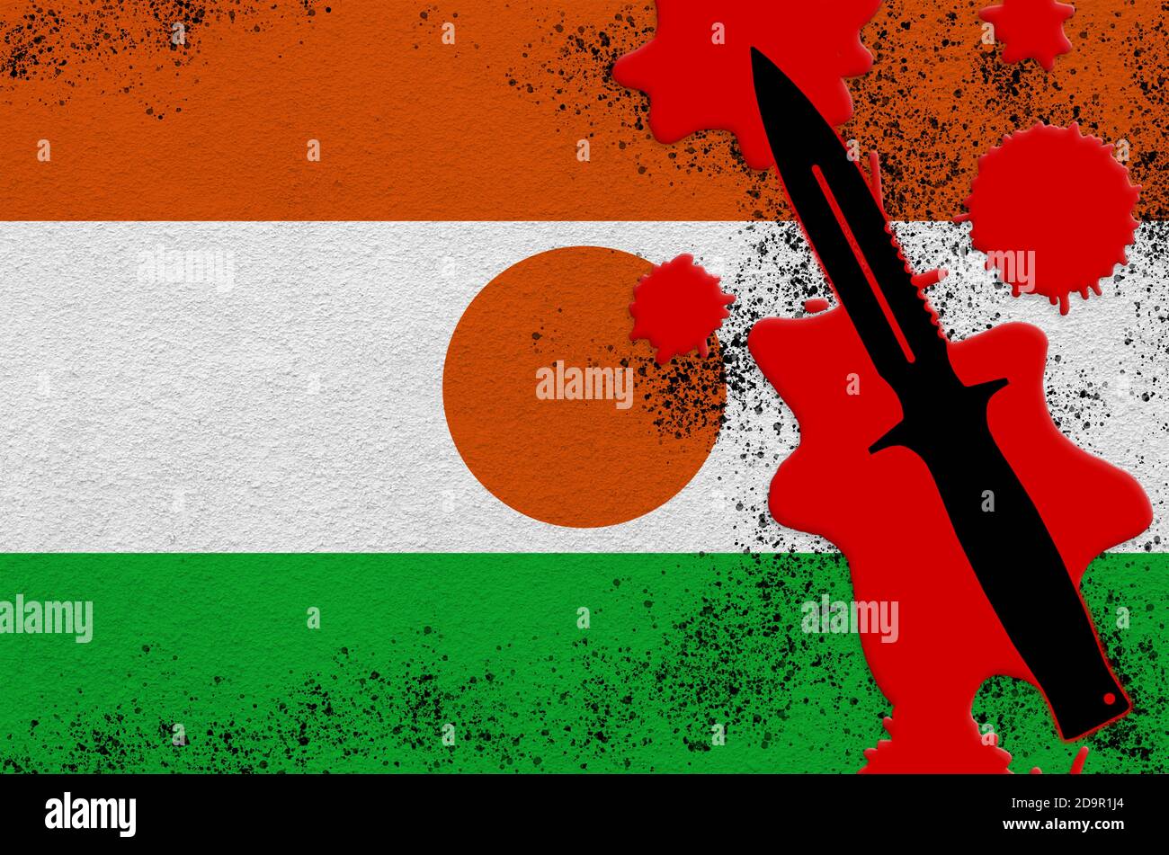 Bandiera Niger e coltello tattico nero in sangue rosso. Concetto di attacco terroristico o operazioni militari con esito letale. Pericoloso uso di armi da corpo Foto Stock