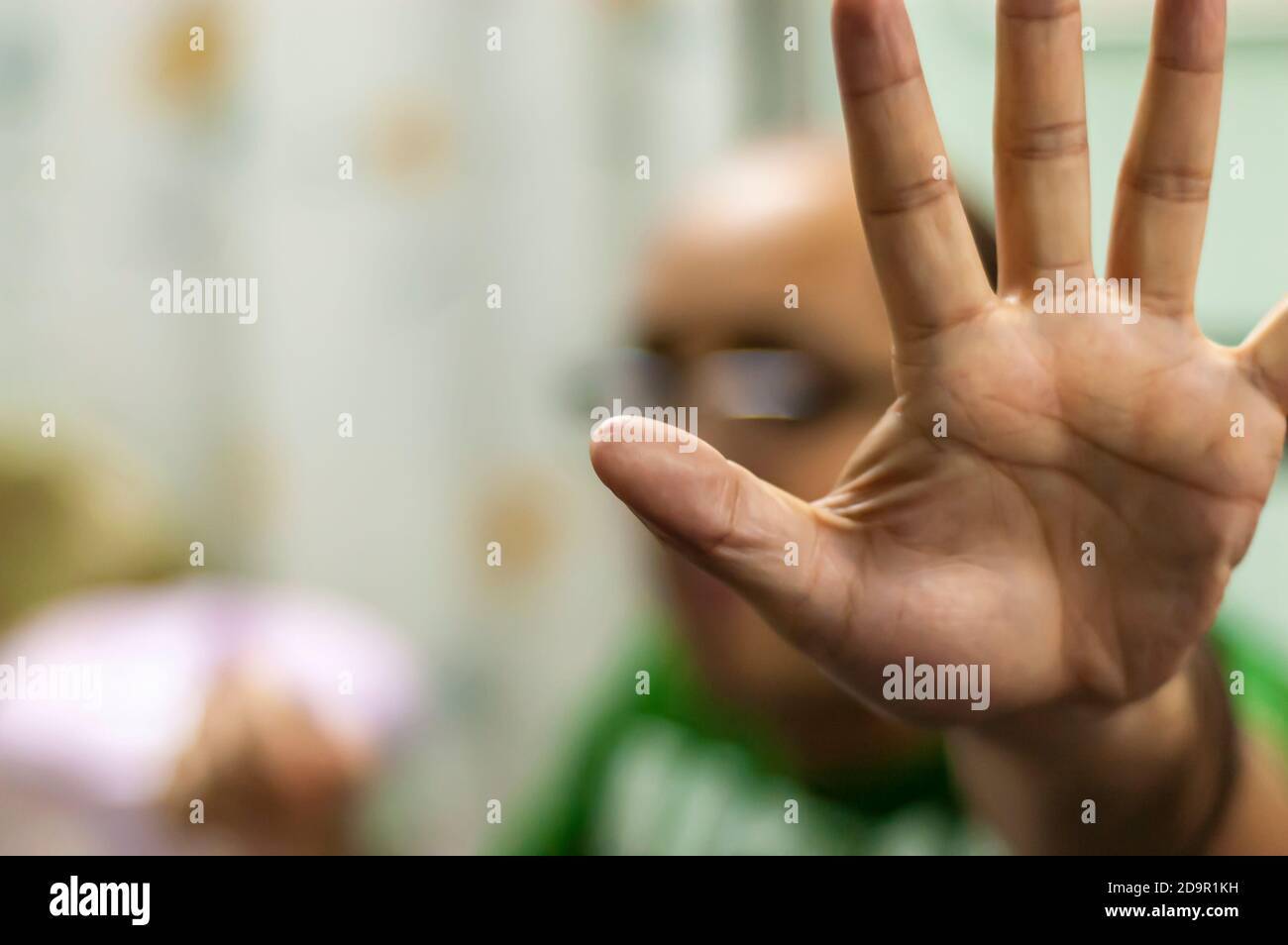 Una mano dell'uomo con il palmo aperto e rivolto verso la telecamera segnala arresto, no, attendere. Concetto di rifiuto, rifiuto, ecc. Foto Stock