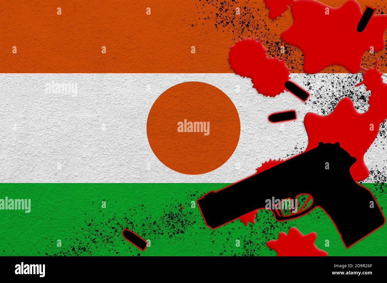 Bandiera Niger e arma nera nel sangue rosso. Concetto di attacco terroristico o operazioni militari con esito letale. Uso pericoloso della pistola Foto Stock