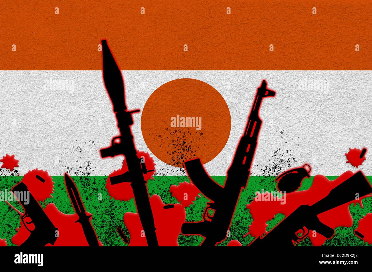 Bandiera Niger e varie armi in sangue rosso. Concetto di attacco terroristico o operazioni militari con esito letale. Traffico di armi Foto Stock