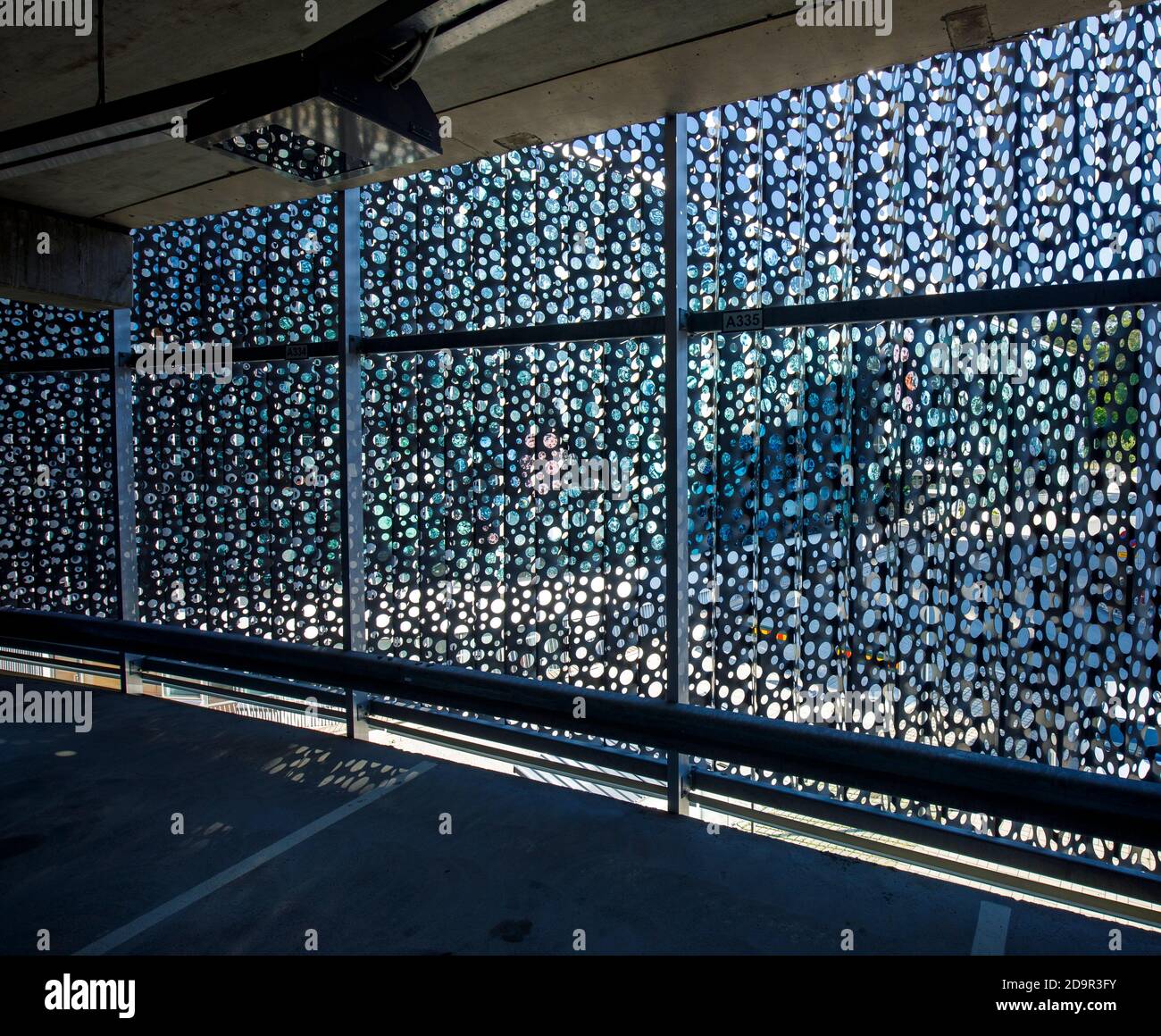 Pannelli di rivestimento in metallo traforato visti dall'interno di un garage a più piani, Finlandia Foto Stock