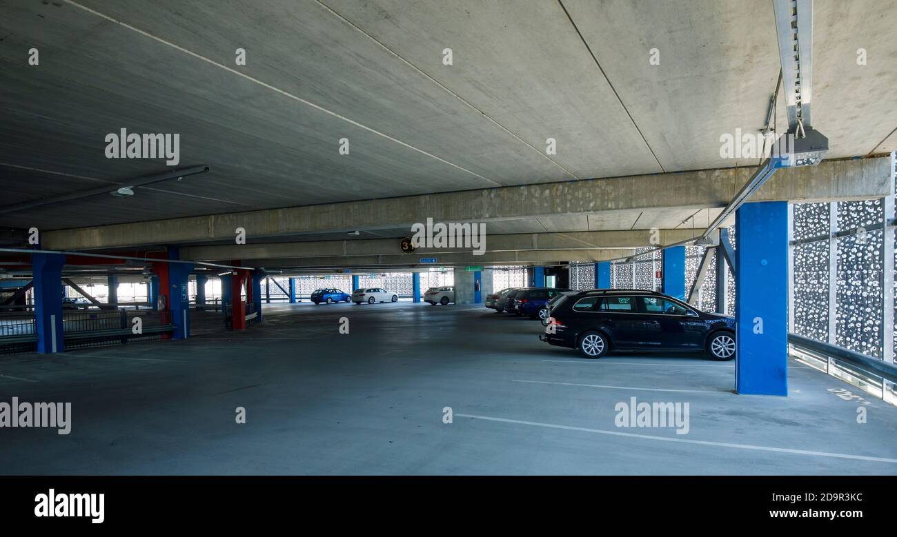 Auto all'interno di un garage multipiano per l'ospedale europeo, Finlandia Foto Stock