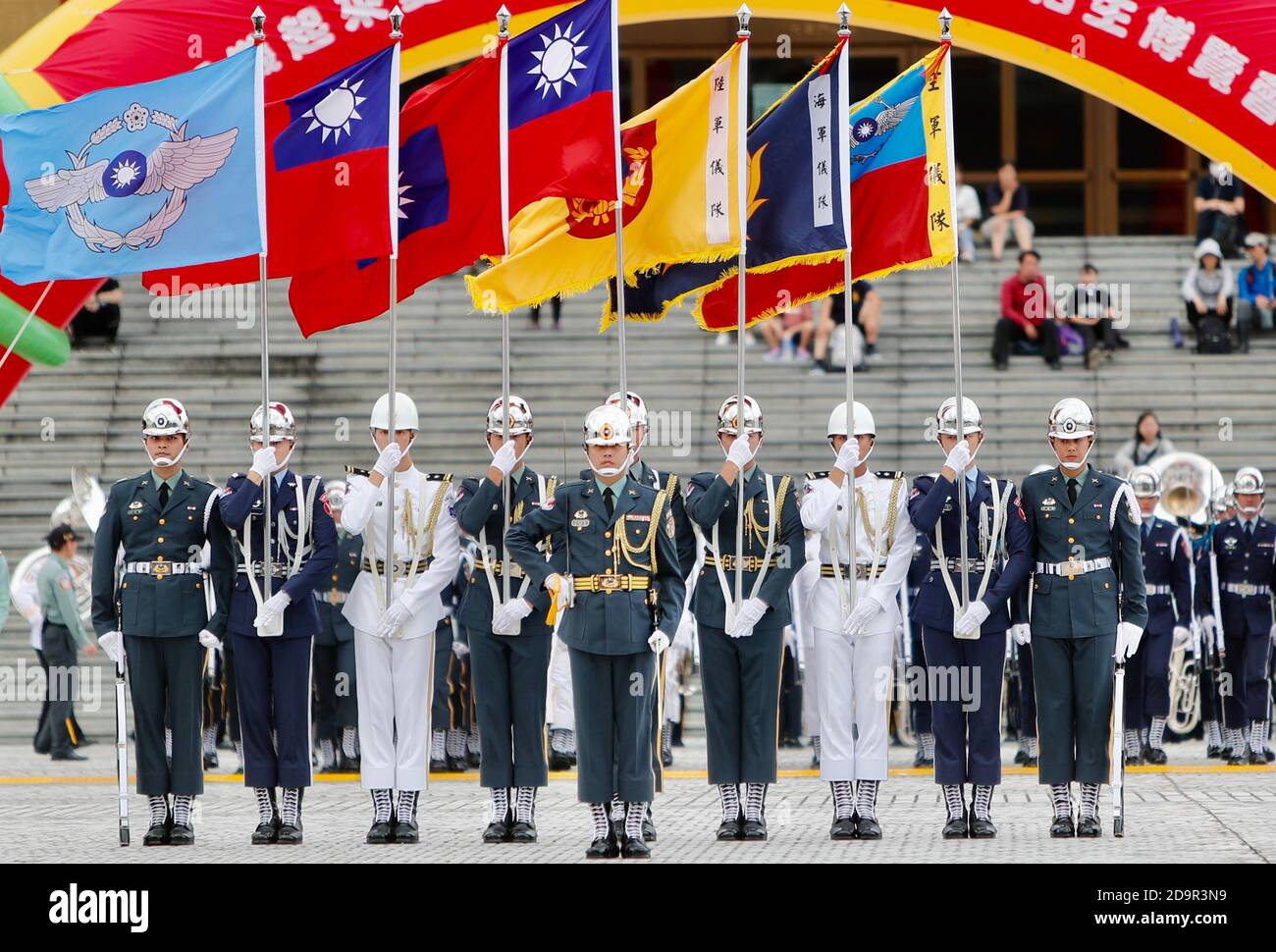 Le guardie d'onore (honor)Tri-service si esibiscono durante un evento che promuove l'educazione patriottica e reclutano nuovi membri per organizzazioni e istituti militari, presso la storica Liberty Square, a Taipei City, Taiwan, il 7 novembre 2020. Le guardie d'onore sono composte da membri dell'Aeronautica militare, della Marina militare e dell'Esercito. (Ceng Shou Yi/ Credit: Sipa USA/Alamy Live News Foto Stock