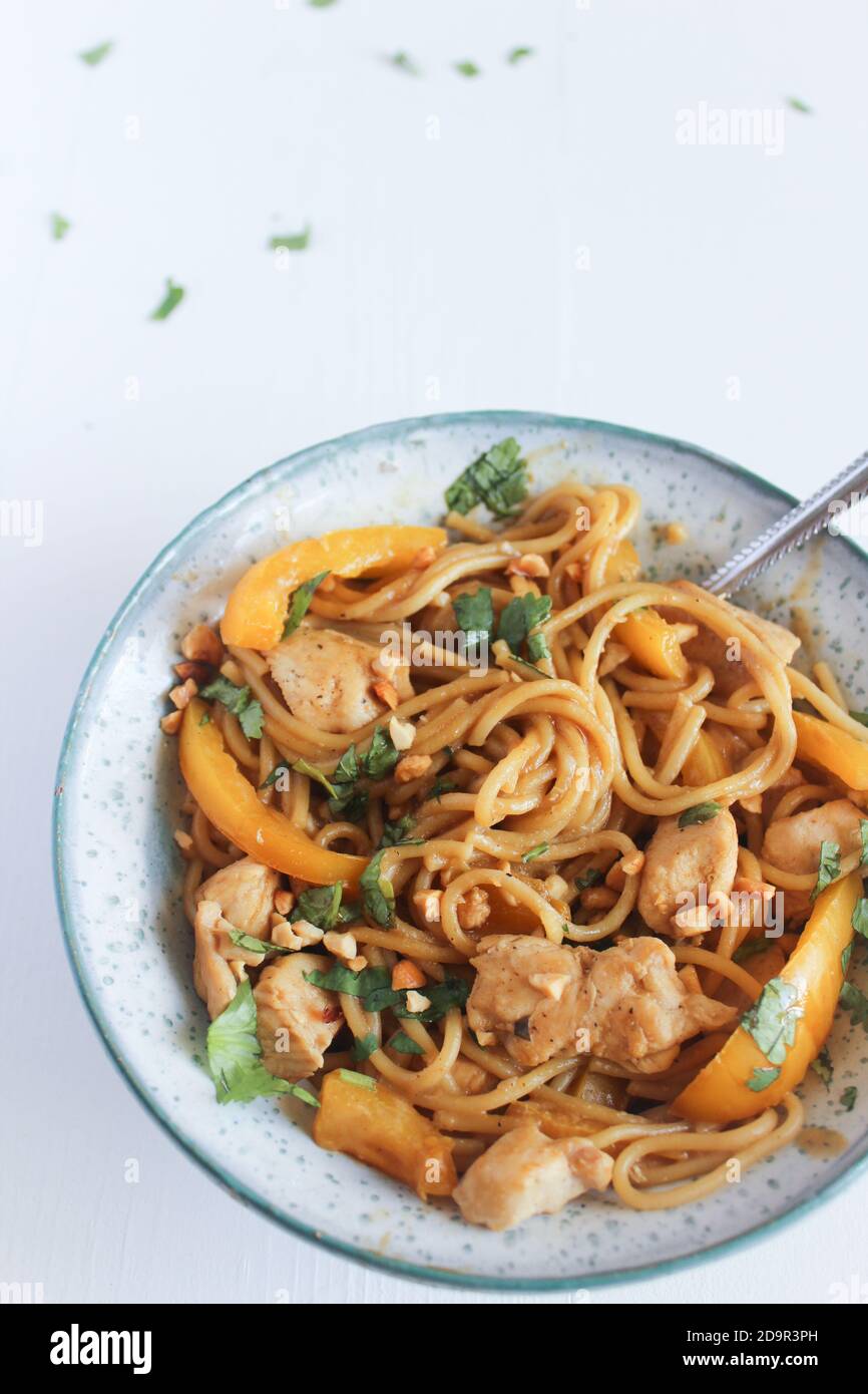 I tagliatelle di pollo e di arachidi si mescolano per friggere Foto Stock