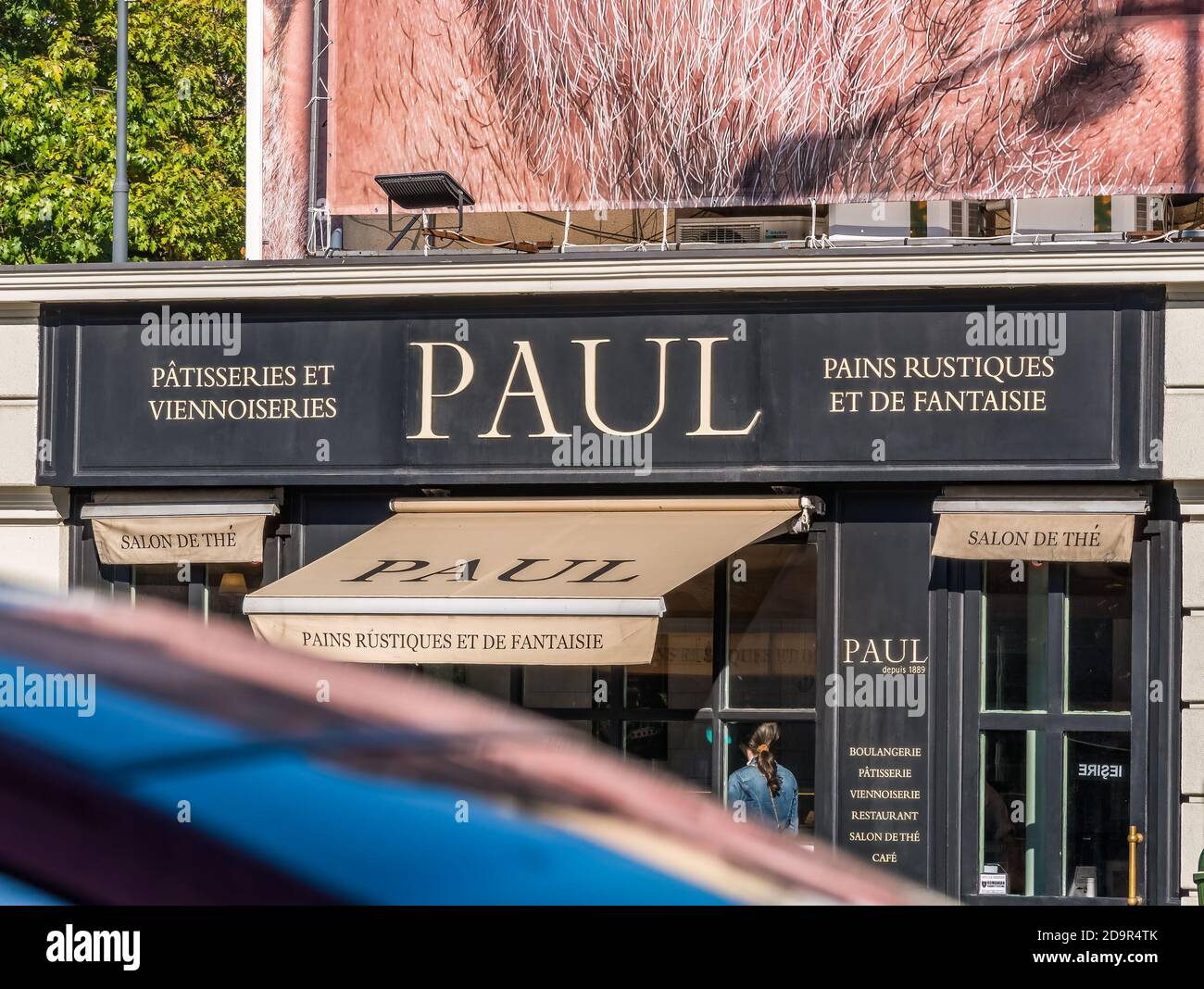 Bucarest/Romania - 10.17.2020: Il logo Paul e l'ingresso. Pasticceria e caffetteria si trova a Bucarest. Foto Stock