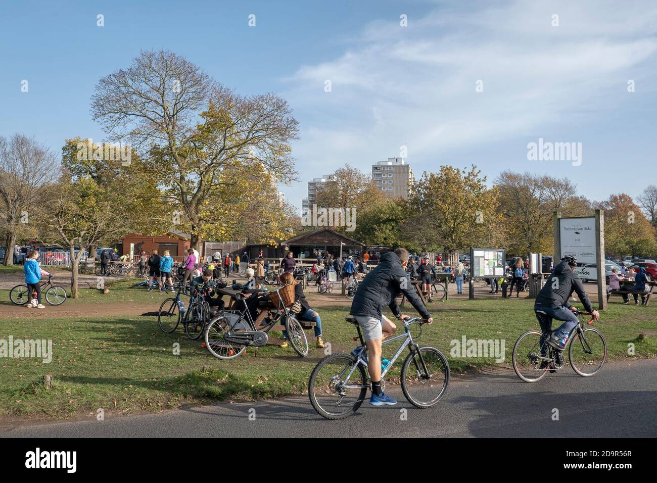 Richmond Park, Londra, Inghilterra. 7 Novembre 2020. Richmond Park occupato con ciclisti e escursionisti nel primo fine settimana del secondo blocco attualmente imposto in tutta la Gran Bretagna. (Foto di Sam Mellish / Alamy Live News) Foto Stock