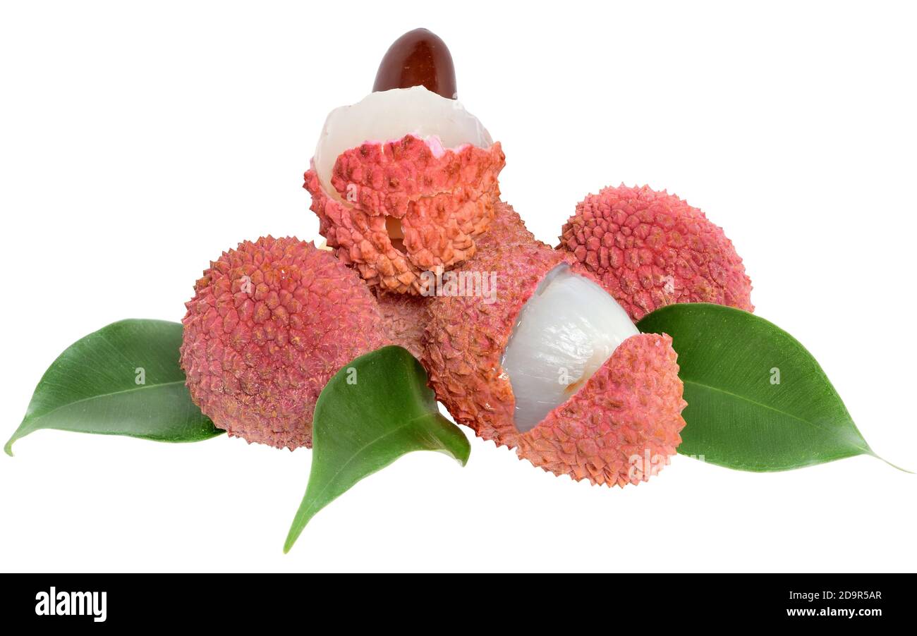 Frutti esotici di lychee freschi con foglie isolate su sfondo bianco. Foto Stock
