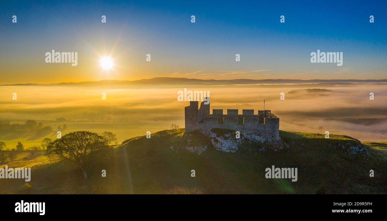 Castello di Hume, vicino a Kelso, frontiere scozzesi, Regno Unito. 6 Nov 2020. REGNO UNITO. Tempo, alba d'autunno l'alba dorata della mattina presto sopra i campi nebbiosi che circondano il castello di Hume in cima alla collina. Il Castello di Hume è il resto fortemente modificato di un castello di Enseinte tardo 12 ° o inizio 13 ° secolo tenuto dalla potente famiglia Hume o Casa, Wardens della marcia orientale, che divenne successivamente la Casa dei Signori e i conti di casa. Credit: phil wilkinson/Alamy Live News Foto Stock