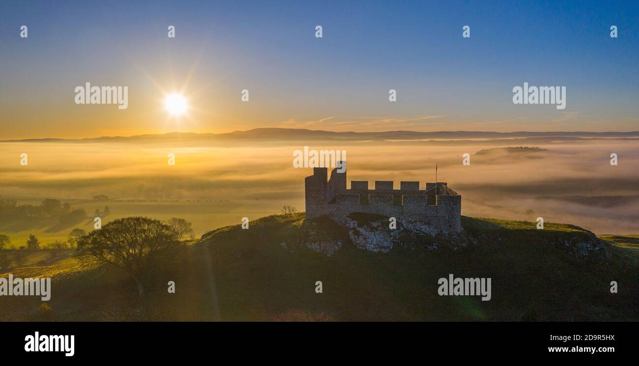 Castello di Hume, vicino a Kelso, frontiere scozzesi, Regno Unito. 6 Nov 2020. REGNO UNITO. Tempo, alba d'autunno l'alba dorata della mattina presto sopra i campi nebbiosi che circondano il castello di Hume in cima alla collina. Il Castello di Hume è il resto fortemente modificato di un castello di Enseinte tardo 12 ° o inizio 13 ° secolo tenuto dalla potente famiglia Hume o Casa, Wardens della marcia orientale, che divenne successivamente la Casa dei Signori e i conti di casa. Credit: phil wilkinson/Alamy Live News Foto Stock