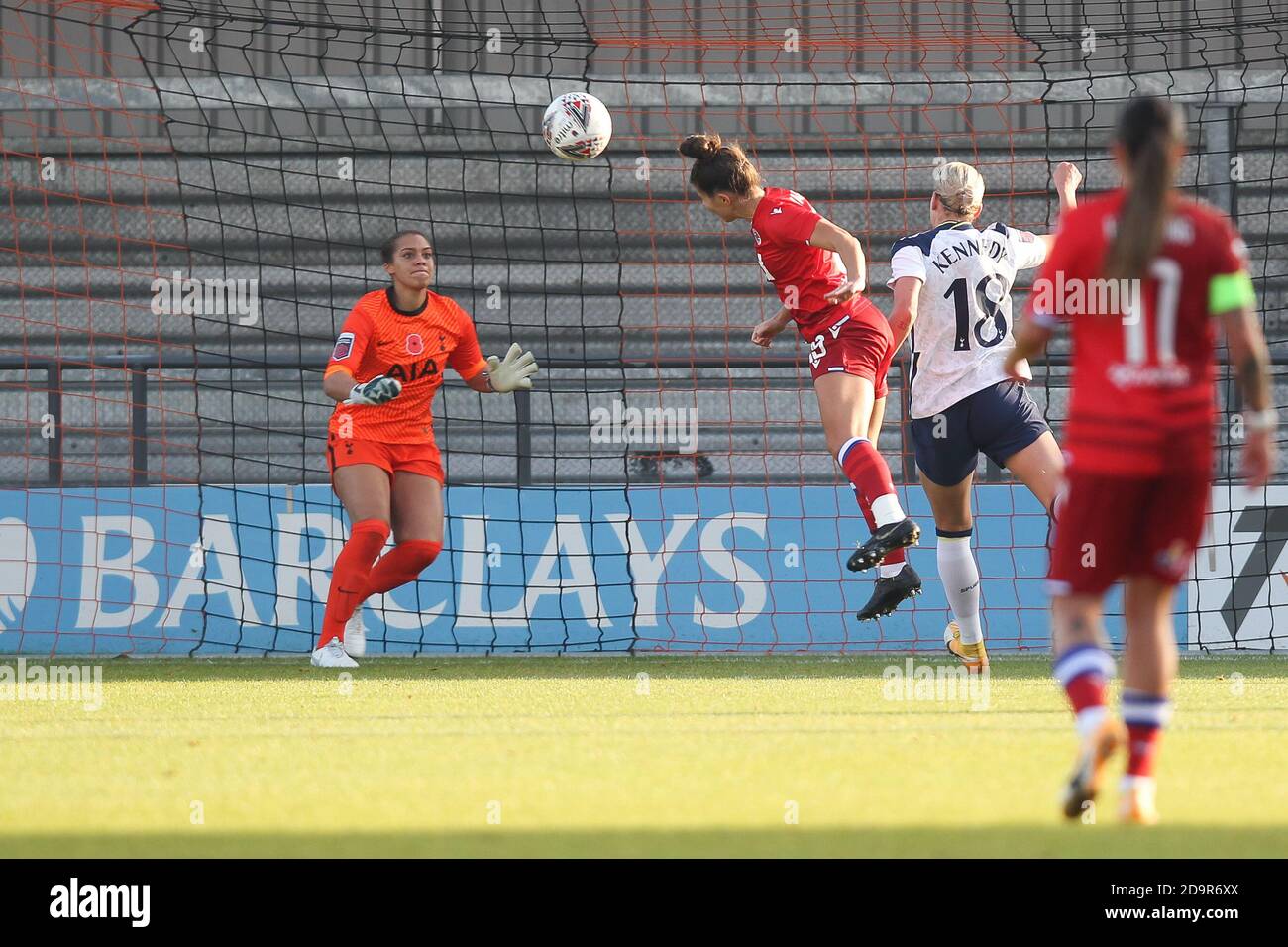 Edgware, Regno Unito. 07 novembre 2020. Brooke Chaplen of Reading FC Women segna l'obiettivo di apertura di Make IT 0-1 durante la partita fa Women's Super League 1 tra Spurs Women e Reading Ladies all'Hive Stadium di Edgware, Inghilterra, il 7 novembre 2020. Foto di Ken Sparks. Solo per uso editoriale, è richiesta una licenza per uso commerciale. Nessun utilizzo nelle scommesse, nei giochi o nelle pubblicazioni di un singolo club/campionato/giocatore. Credit: UK Sports Pics Ltd/Alamy Live News Foto Stock Edgware, Regno Unito. 07 novembre 2020. Brooke Chaplen of Reading FC Women segna l'obiettivo di apertura di Make IT 0-1 durante la partita fa Women's Super League 1 tra Spurs Women e Reading Ladies all'Hive Stadium di Edgware, Inghilterra, il 7 novembre 2020. Foto di Ken Sparks. Solo per uso editoriale, è richiesta una licenza per uso commerciale. Nessun utilizzo nelle scommesse, nei giochi o nelle pubblicazioni di un singolo club/campionato/giocatore. Credit: UK Sports Pics Ltd/Alamy Live News Foto Stock