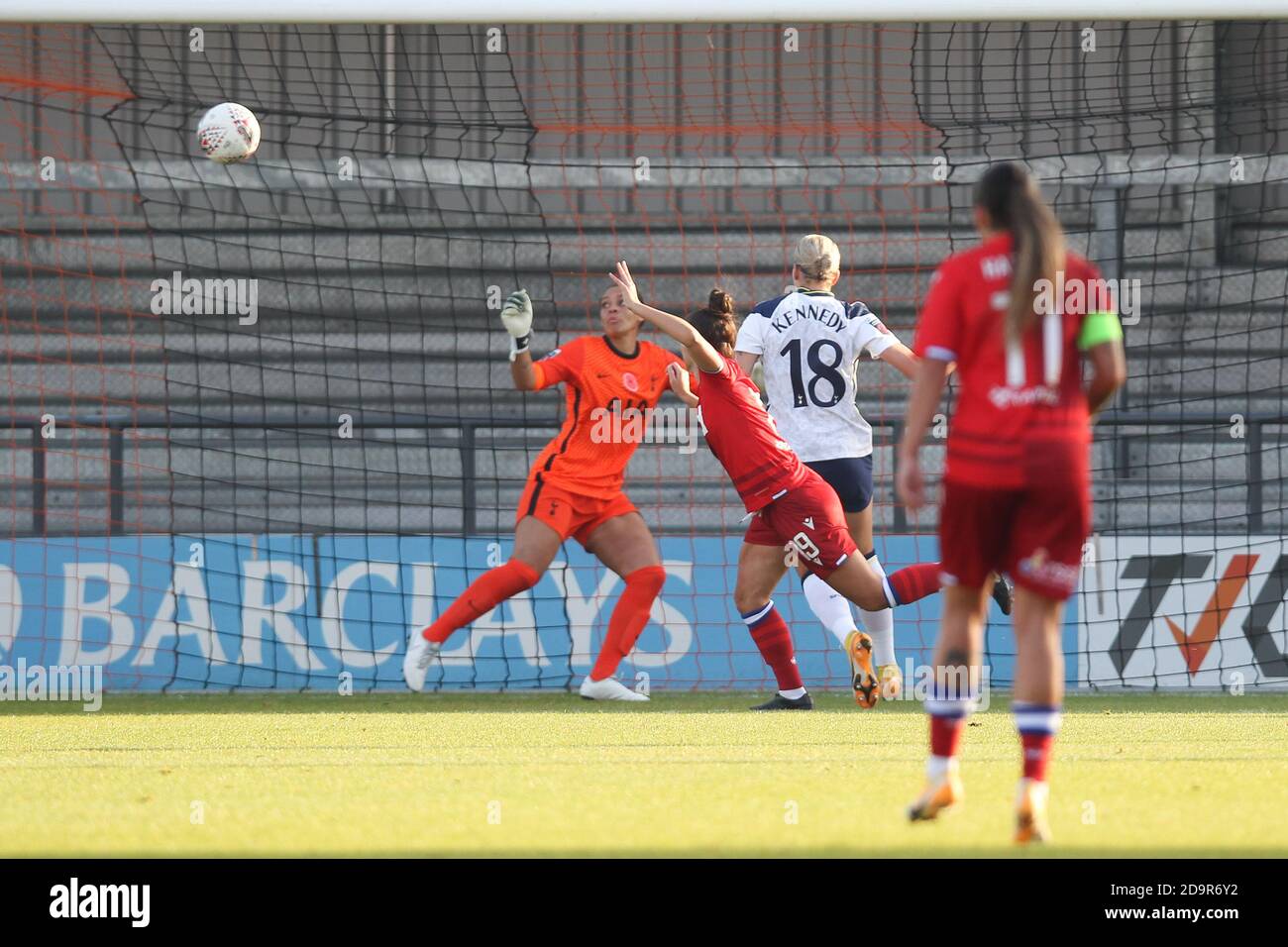 Edgware, Regno Unito. 07 novembre 2020. Brooke Chaplen of Reading FC Women segna l'obiettivo di apertura di Make IT 0-1 durante la partita fa Women's Super League 1 tra Spurs Women e Reading Ladies all'Hive Stadium di Edgware, Inghilterra, il 7 novembre 2020. Foto di Ken Sparks. Solo per uso editoriale, è richiesta una licenza per uso commerciale. Nessun utilizzo nelle scommesse, nei giochi o nelle pubblicazioni di un singolo club/campionato/giocatore. Credit: UK Sports Pics Ltd/Alamy Live News Foto Stock Edgware, Regno Unito. 07 novembre 2020. Brooke Chaplen of Reading FC Women segna l'obiettivo di apertura di Make IT 0-1 durante la partita fa Women's Super League 1 tra Spurs Women e Reading Ladies all'Hive Stadium di Edgware, Inghilterra, il 7 novembre 2020. Foto di Ken Sparks. Solo per uso editoriale, è richiesta una licenza per uso commerciale. Nessun utilizzo nelle scommesse, nei giochi o nelle pubblicazioni di un singolo club/campionato/giocatore. Credit: UK Sports Pics Ltd/Alamy Live News Foto Stock