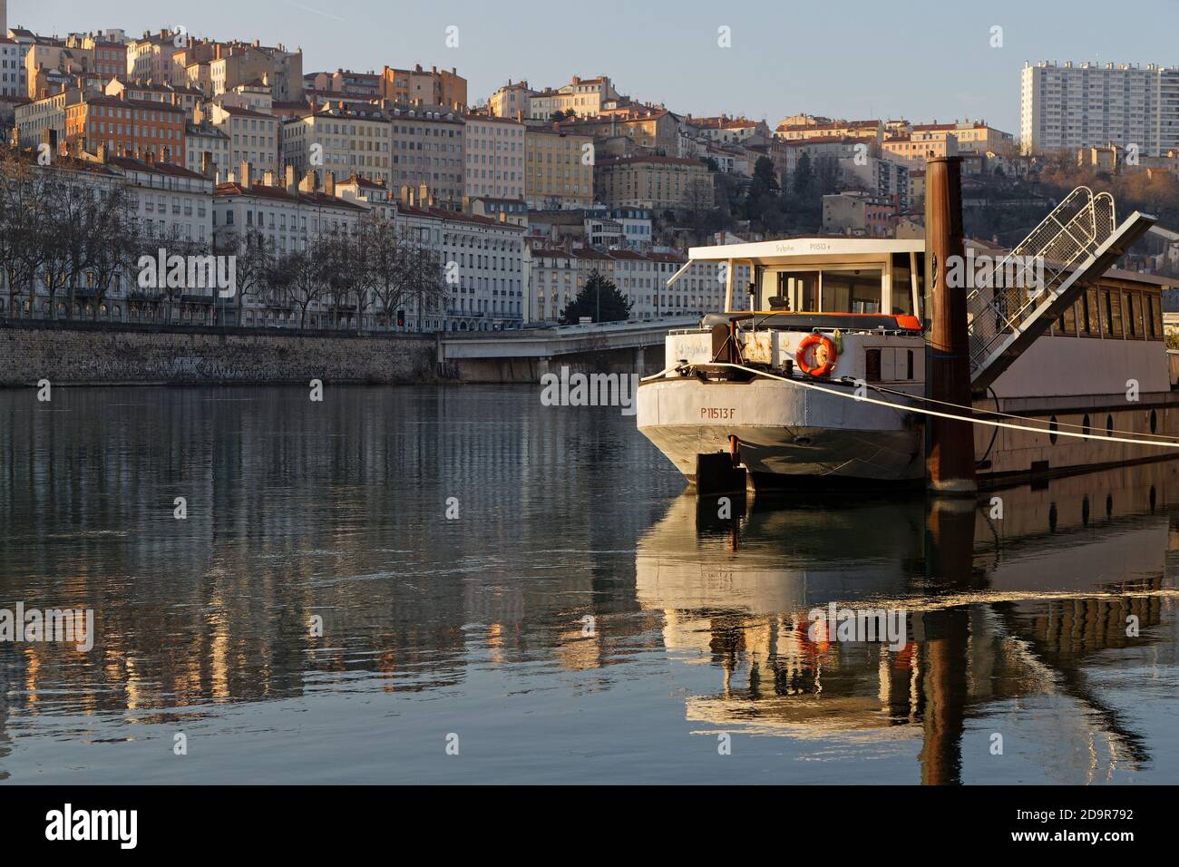 LIONE, FRANCIA, 25 febbraio 2019 : una chiatta sulle rive del fiume Rodano. I fiumi della città ospitano numerose chiatte. Molti sono ormeggiati sulle rive del Rhône. Foto Stock