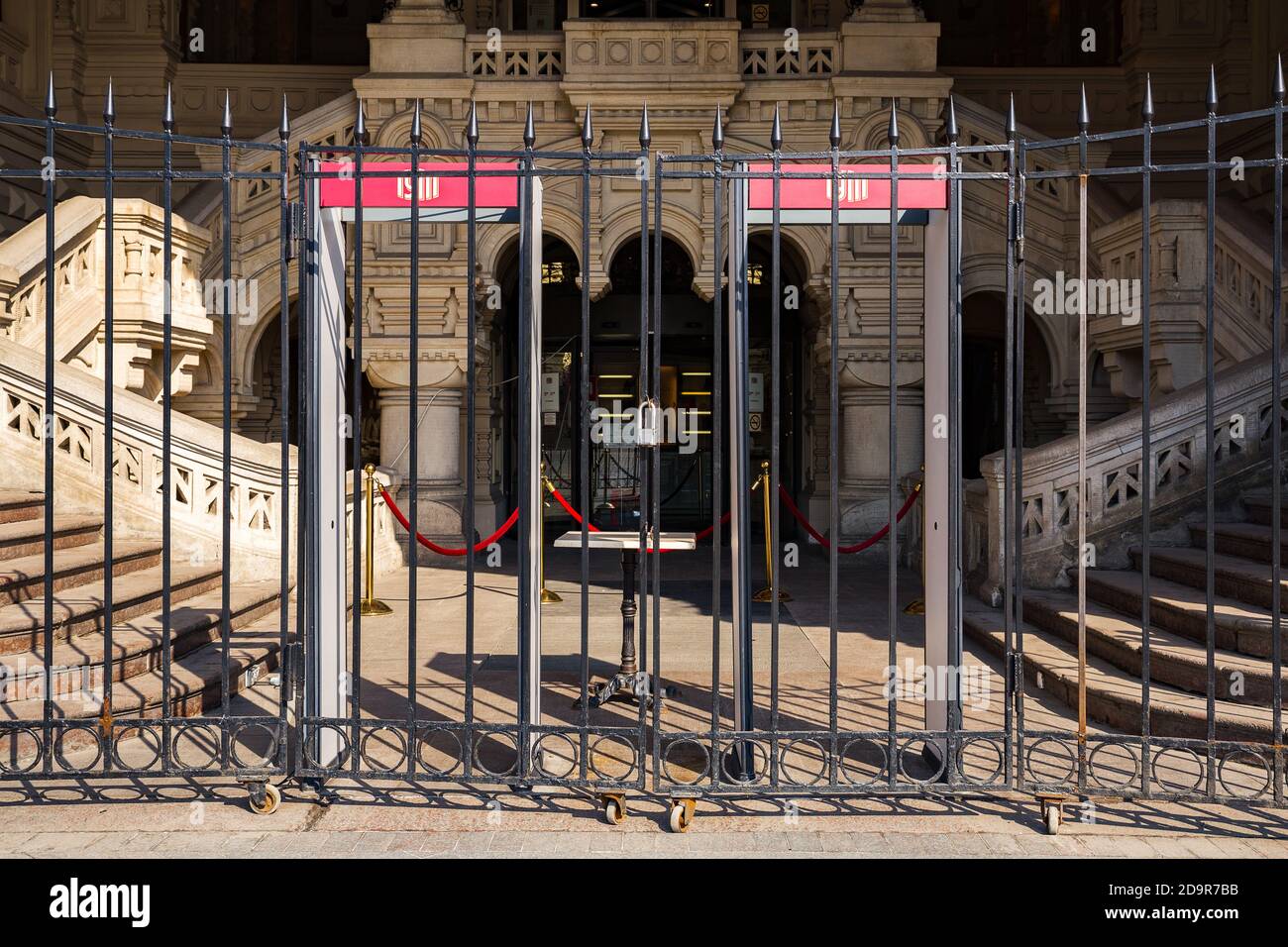 Mosca, Russia - 28 marzo 2020: Blocco alle porte del centro commerciale centrale GUM su Piazza Rossa un giorno dopo l'annuncio del governo di chiudere un Foto Stock